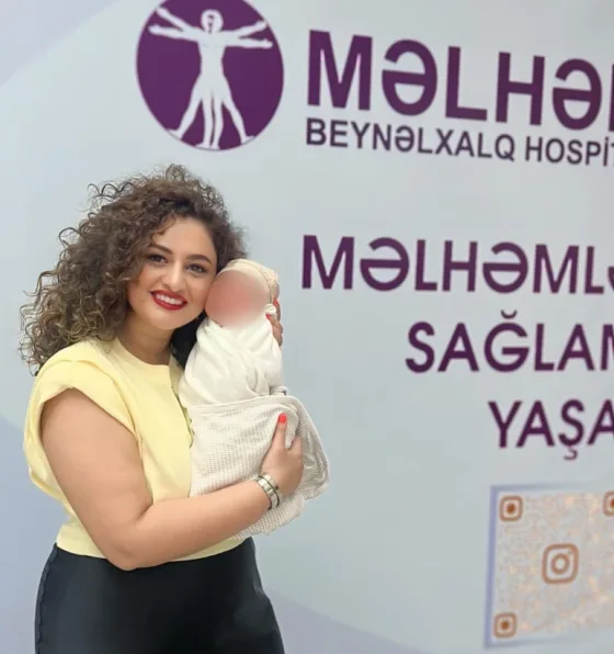 Dr. Fatimə Oruczadə yenidoğulmuş körpəni qucağında tutur, Məlhəm Beynəlxalq Hospital
